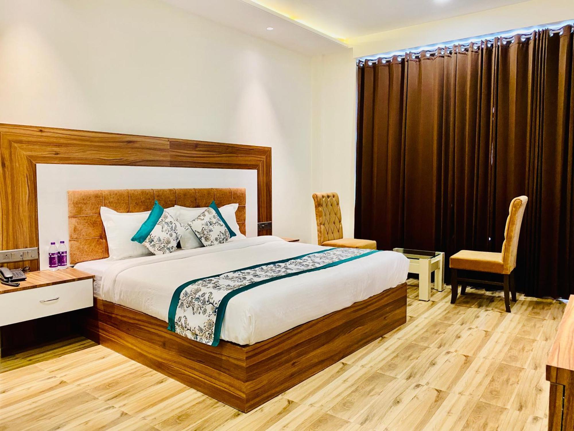 Hotel White House 350 Mtr From Golden Temple 암리차르 외부 사진