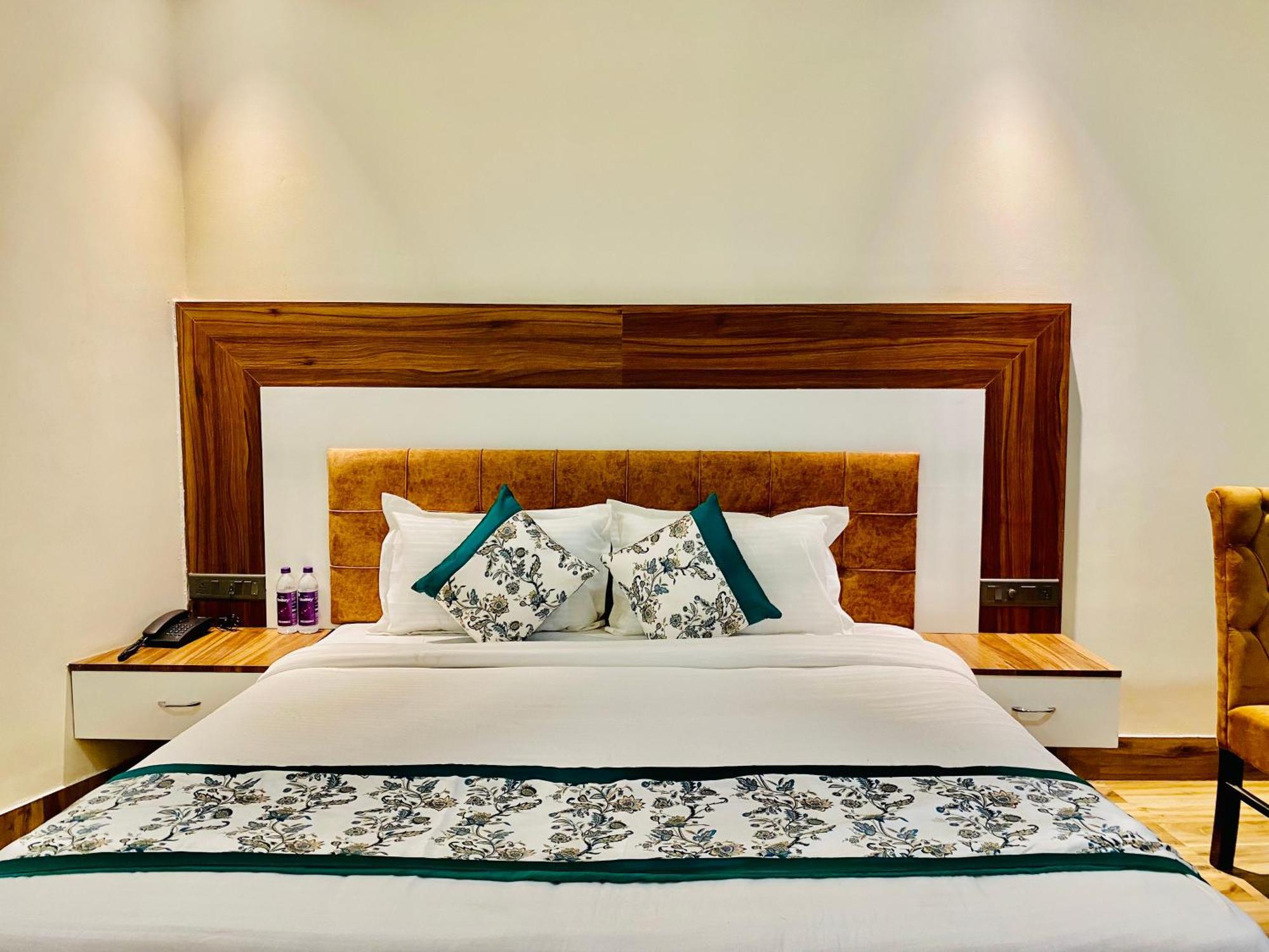 Hotel White House 350 Mtr From Golden Temple 암리차르 외부 사진