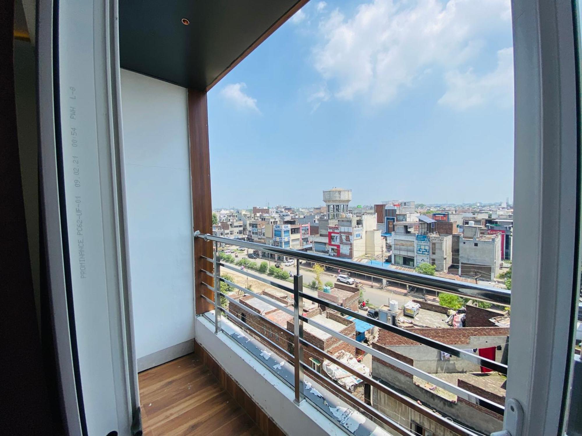 Hotel White House 350 Mtr From Golden Temple 암리차르 외부 사진
