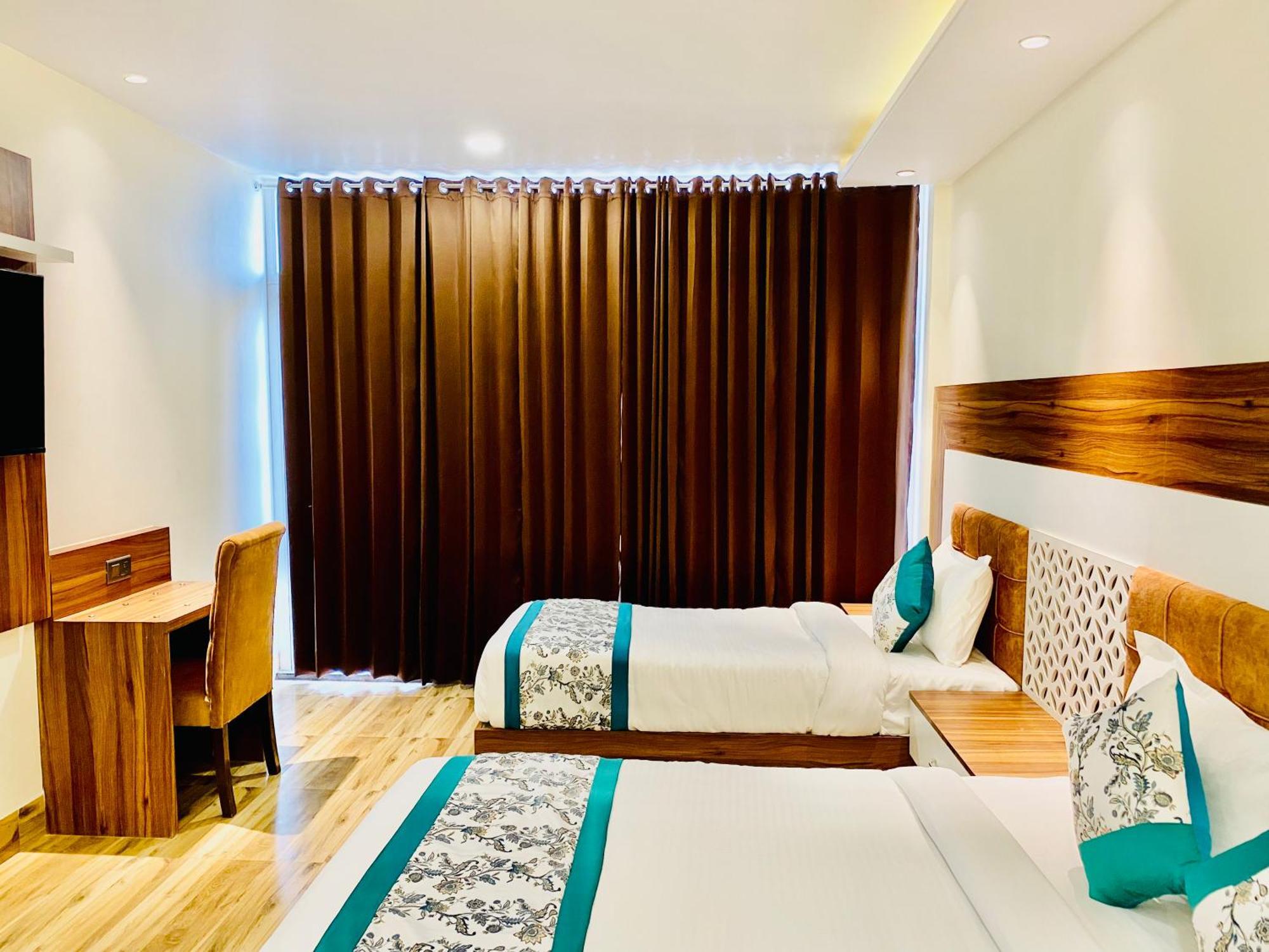 Hotel White House 350 Mtr From Golden Temple 암리차르 외부 사진