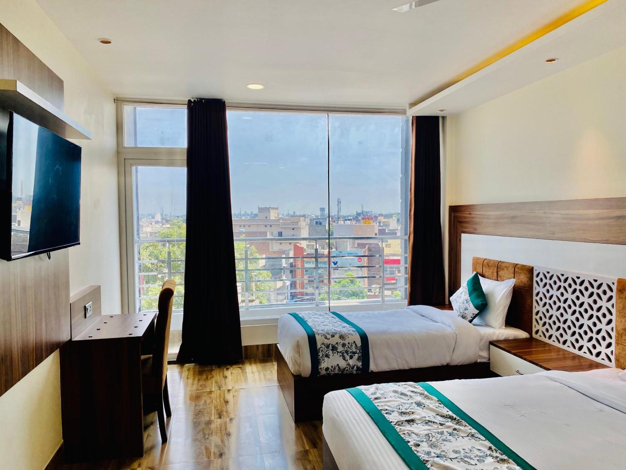 Hotel White House 350 Mtr From Golden Temple 암리차르 외부 사진