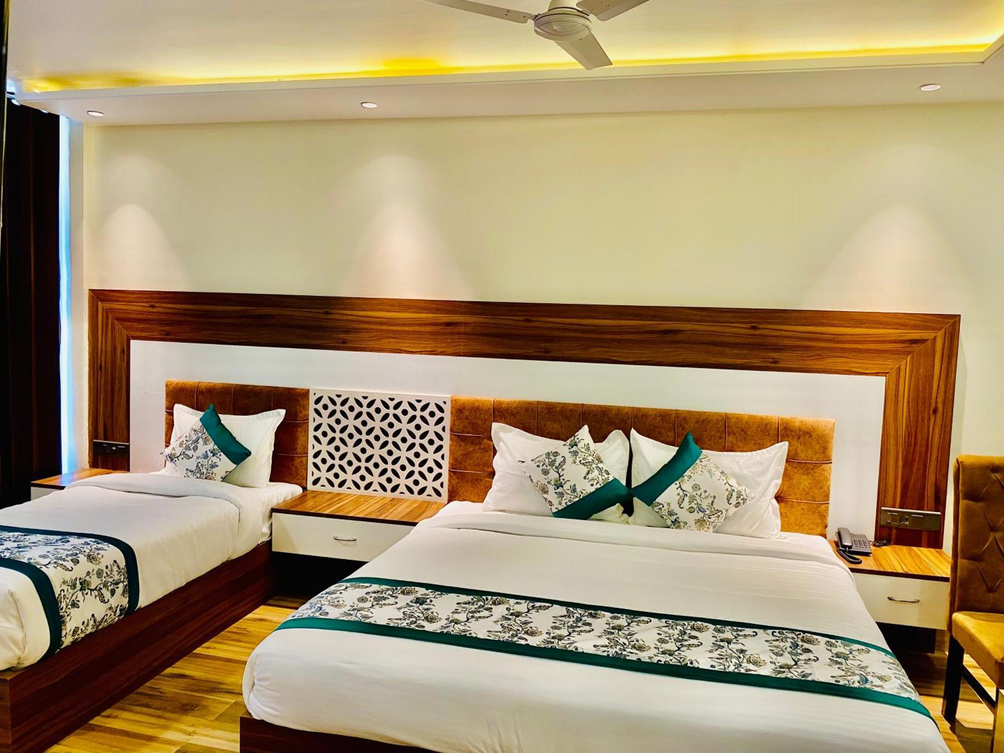 Hotel White House 350 Mtr From Golden Temple 암리차르 외부 사진