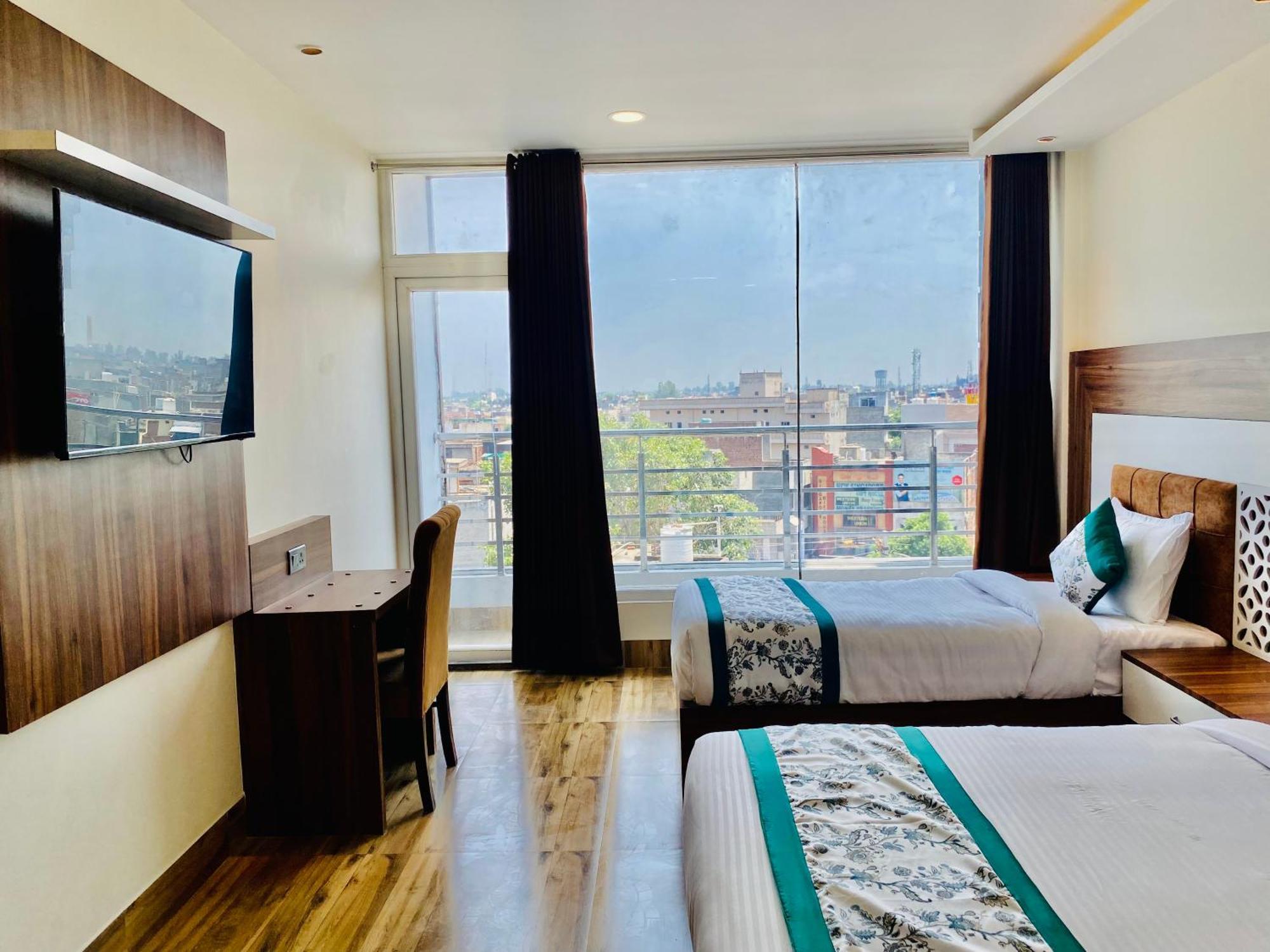 Hotel White House 350 Mtr From Golden Temple 암리차르 외부 사진