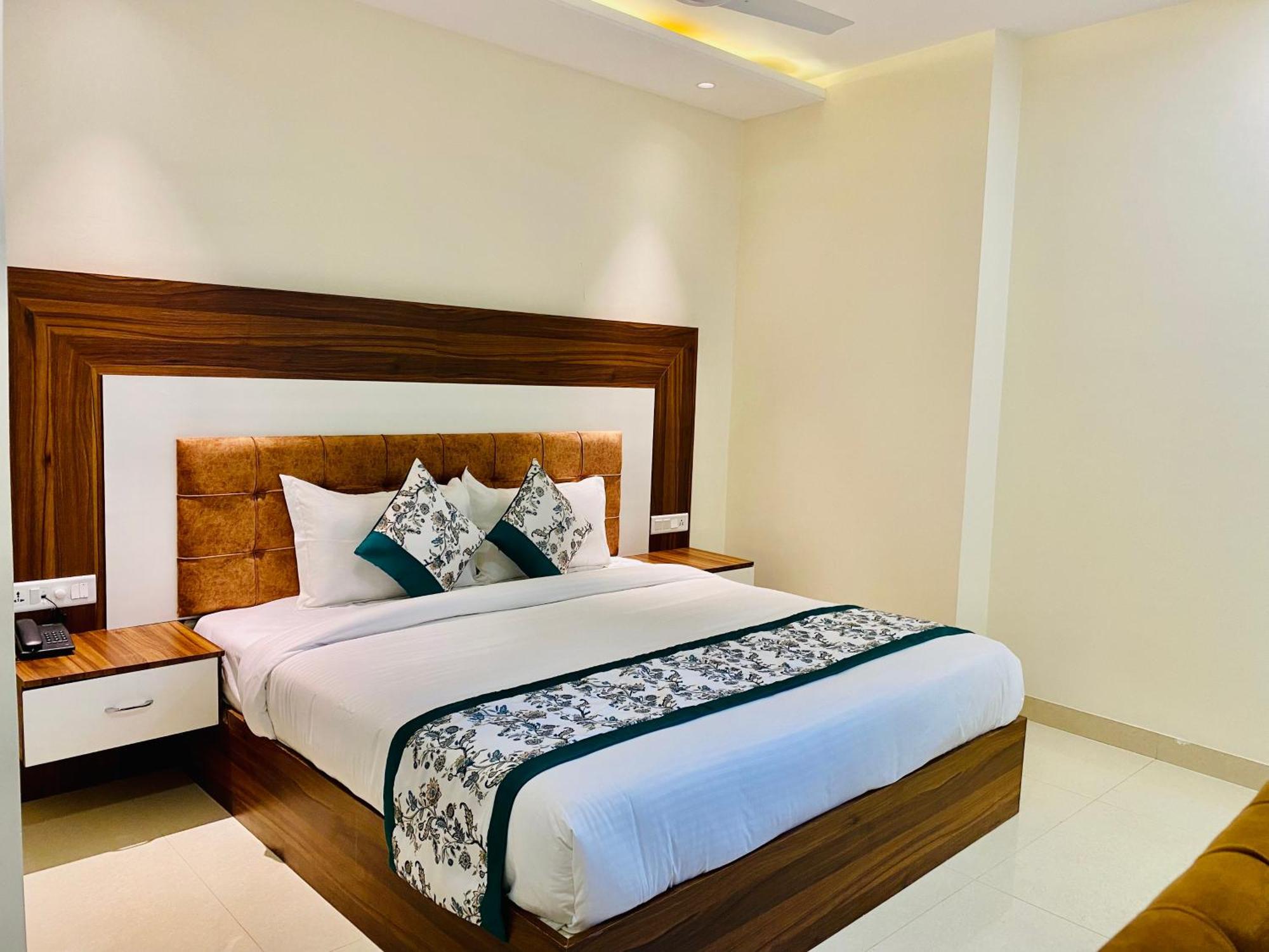 Hotel White House 350 Mtr From Golden Temple 암리차르 외부 사진