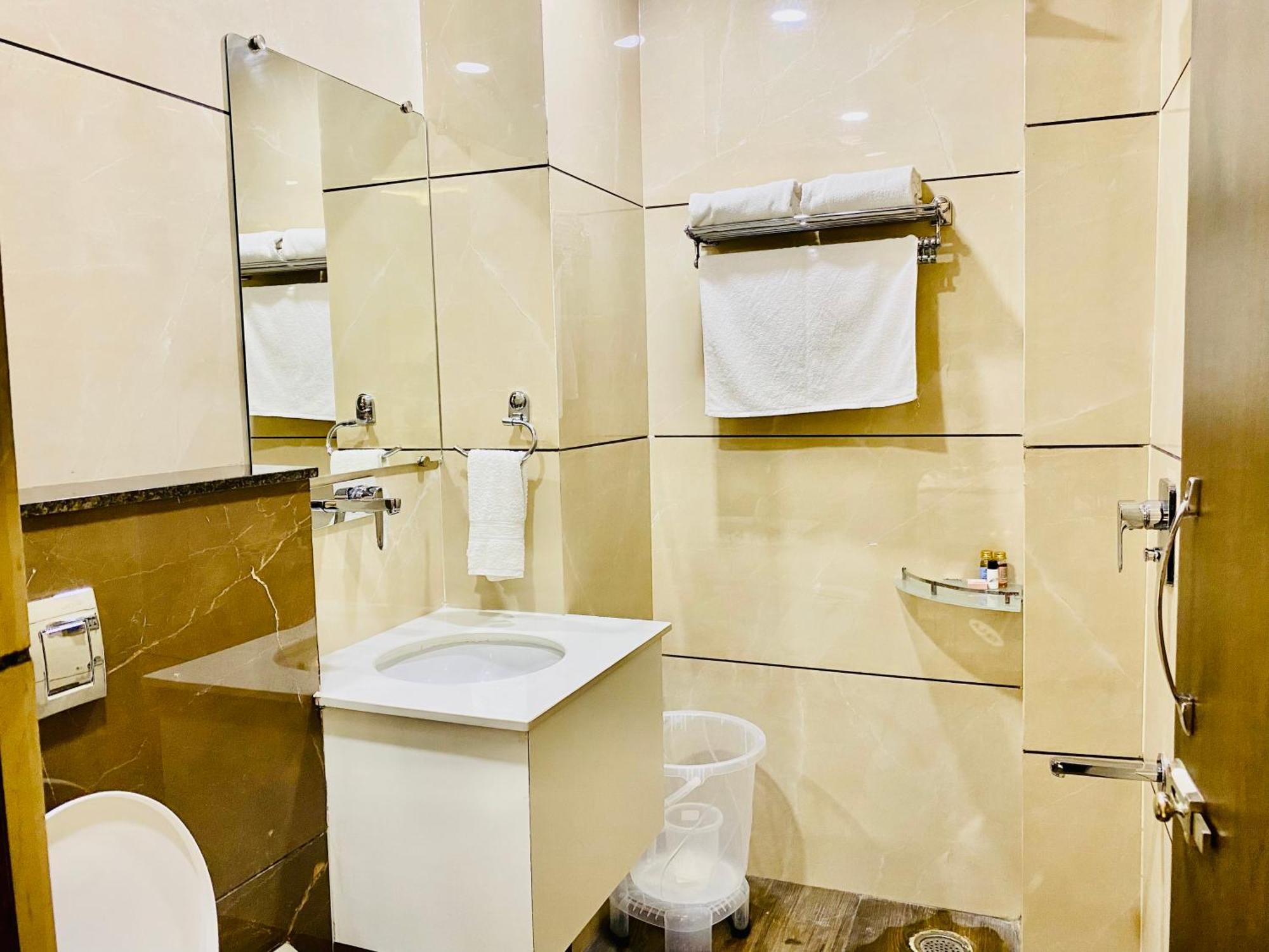 Hotel White House 350 Mtr From Golden Temple 암리차르 외부 사진
